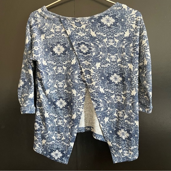 Reitmans XS Blue Floral Shirt with open slit back - Picture 3 of 5